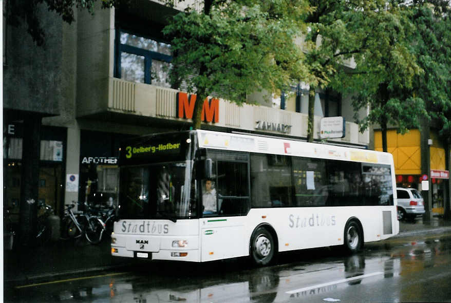 (063'717) - Wick, Wil - Nr. 2/SG 245'702 - MAN/G�ppel am 9. Oktober 2003 beim Bahnhof Wil