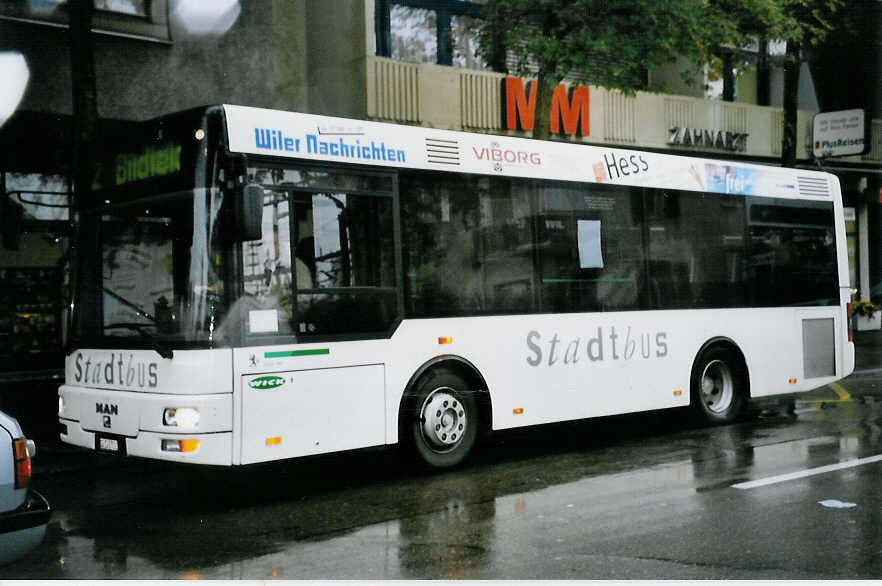 (063'721) - Wick, Wil - Nr. 1/SG 245'701 - MAN/G�ppel am 9. Oktober 2003 beim Bahnhof Wil