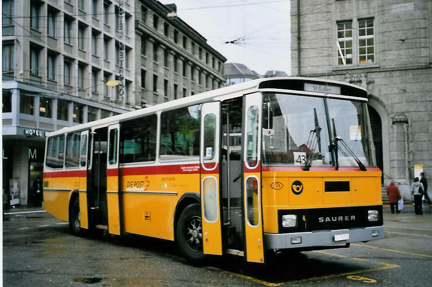 (063'812) - Schwizer, Goldach - Nr. 4/SG 50'508 - Saurer/T�scher am 9. Oktober 2003 beim Bahnhof St. Gallen
