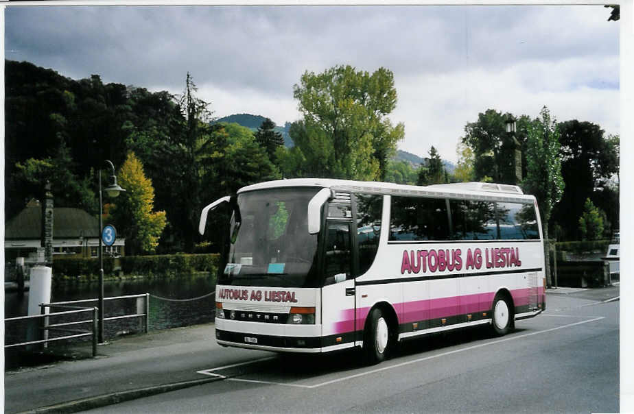 (063'932) - AAGL Liestal - Nr. 32/BL 7030 - Setra am 10. Oktober 2003 bei der Schiffl�ndte Thun