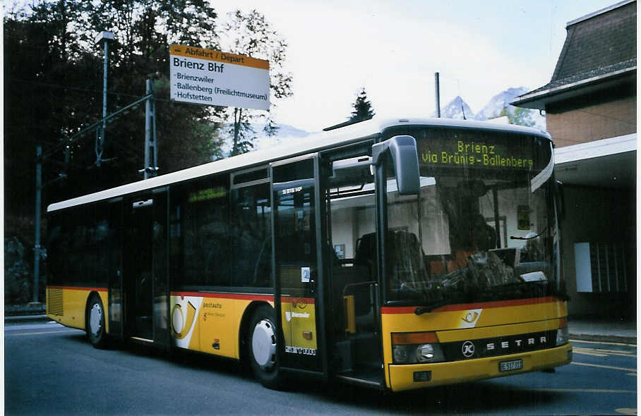 (064'005) - AVBB Schwanden - BE 517'311 - Setra am 11. Oktober 2003 auf dem Br�nigpass