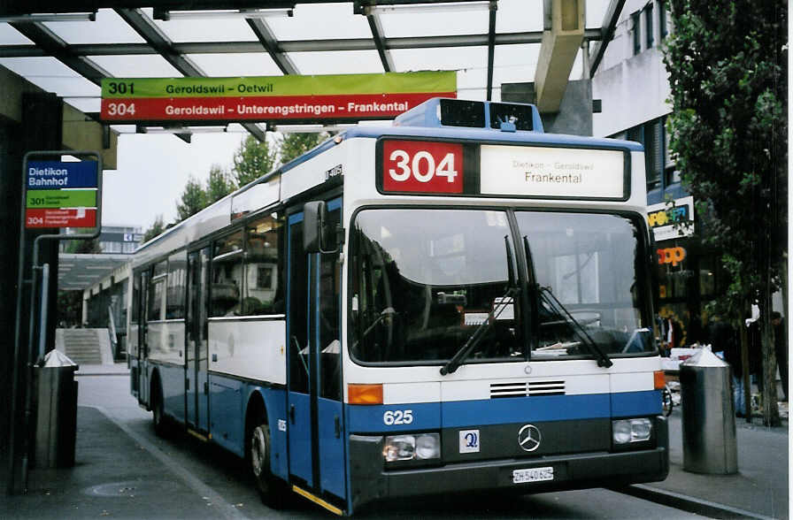 (064'210) - VBZ Z�rich - Nr. 625/ZH 540'625 - Mercedes am 18. Oktober 2003 beim Bahnhof Dietikon