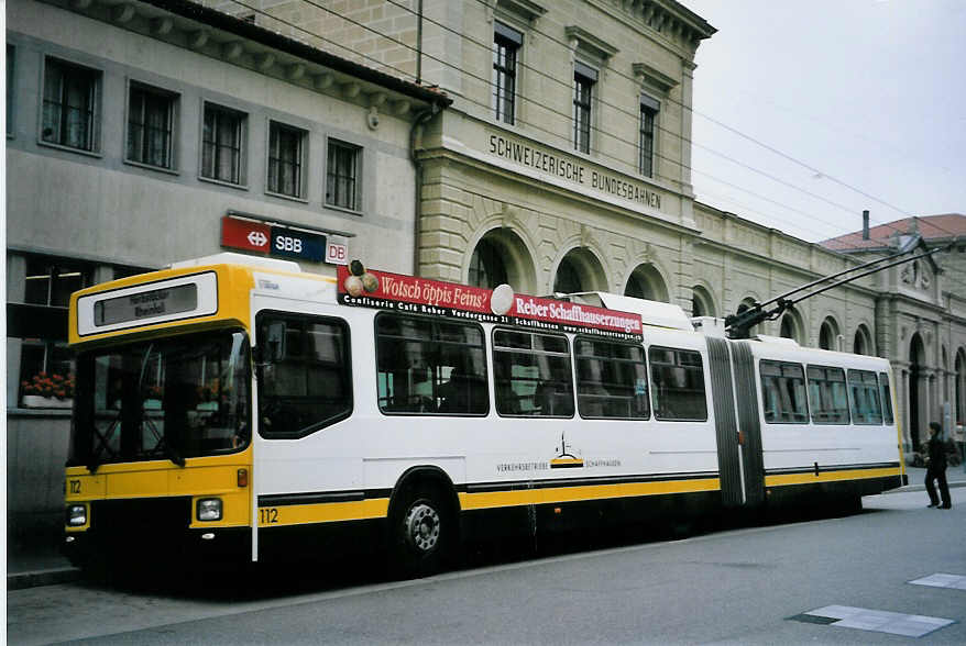(064'219) - VBSH Schaffhausen - Nr. 112 - NAW/Hess Gelenktrolleybus am 18. Oktober 2003 beim Bahnhof Schaffhausen