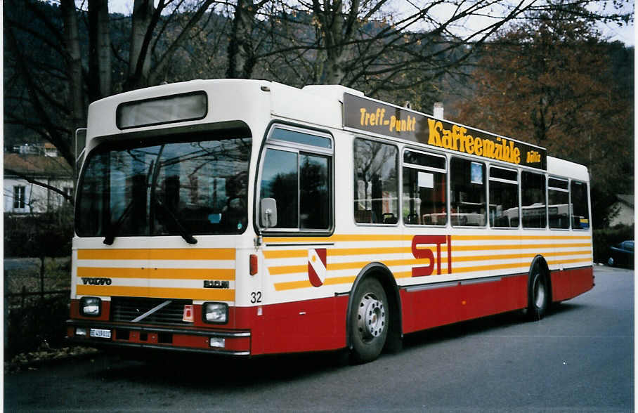 (064'437) - STI Thun - Nr. 32/BE 419'032 - Volvo/R&J (ex SAT Thun Nr. 32) am 13. Dezember 2003 bei der Schiffl�ndte Thun
