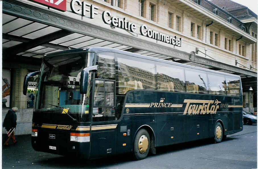 (064'603) - TourisCar, Gen�ve - GE 96'242 - Van Hool am 29. November 2003 beim Bahnhof Lausanne