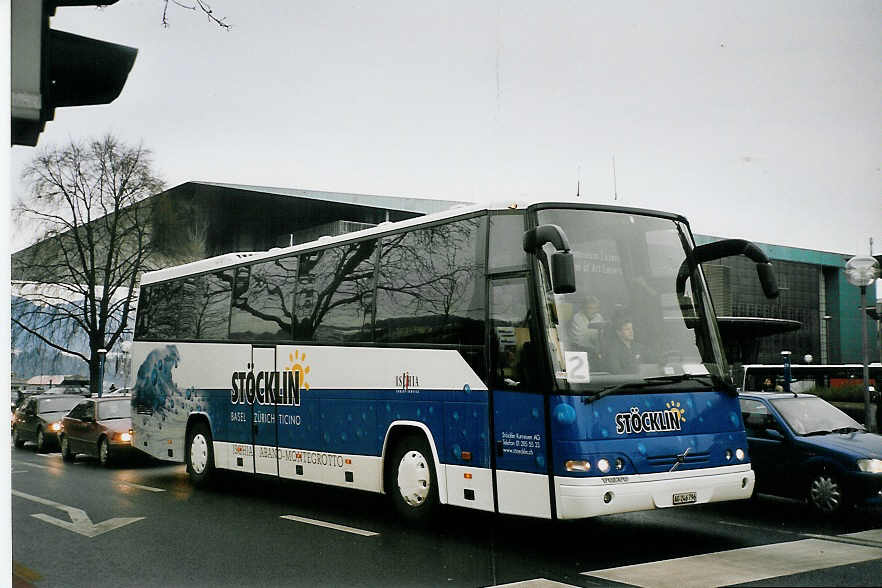 (064'902) - St�cklin, Wettingen - AG 246'796 - Volvo am 27. Dezember 2003 beim Bahnhof Luzern