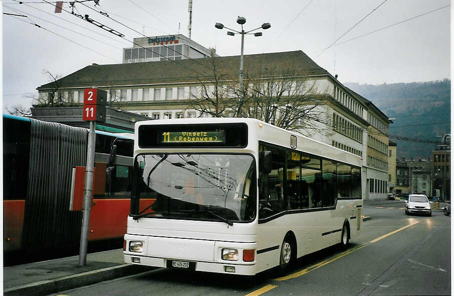 (064'926) - Funi-Car, Biel - Nr. 2/BE 424'202 - MAN/G�ppel (ex Estermann, Berom�nster) am 30. Dezember 2003 beim Bahnhof Biel