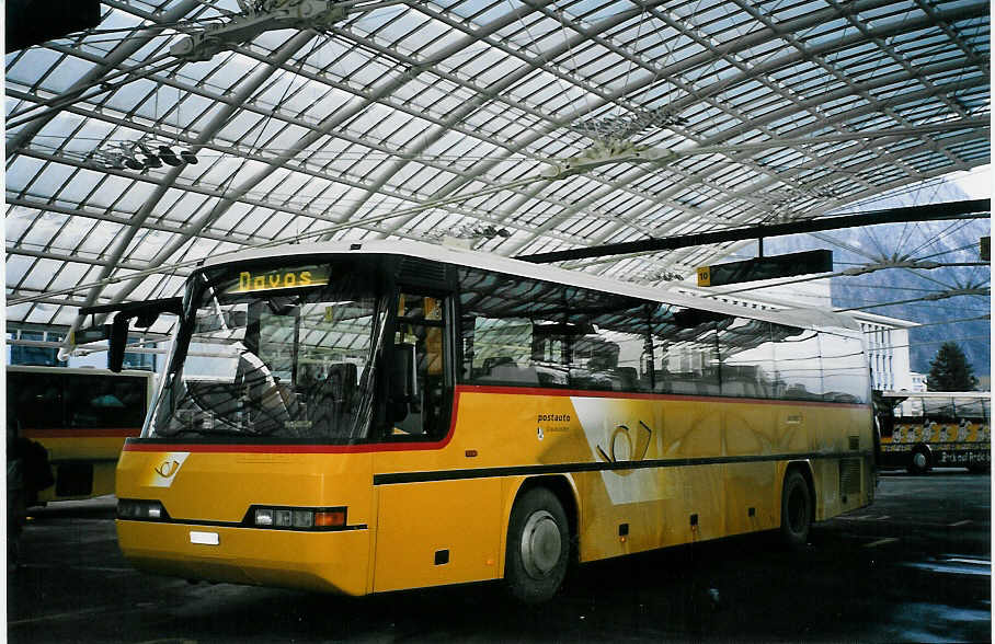 (065'002) - PostAuto Graub�nden - GR 102'375 - Neoplan (ex P 25'116) am 1. Januar 2004 in Chur, Postautostation