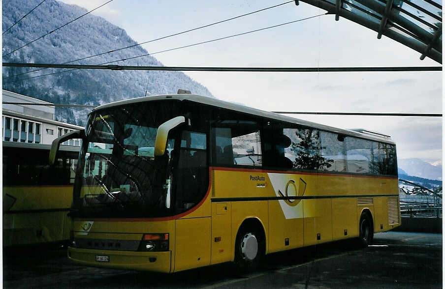 (065'004) - PostAuto Graub�nden - GR 160'326 - Setra am 1. Januar 2004 in Chur, Postautostation