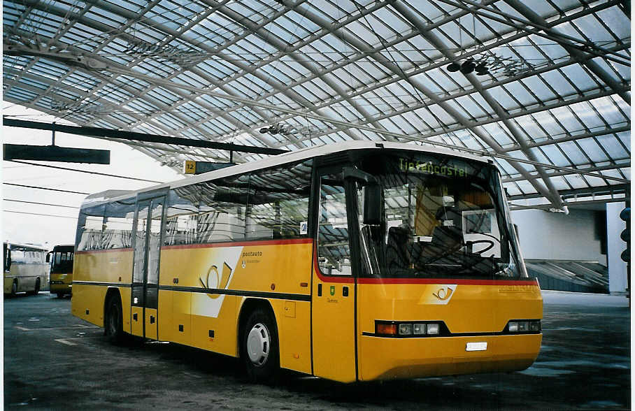 (065'012) - PostAuto Graub�nden - GR 102'374 - Neoplan (ex P 25'115) am 1. Januar 2004 in Chur, Postautostation