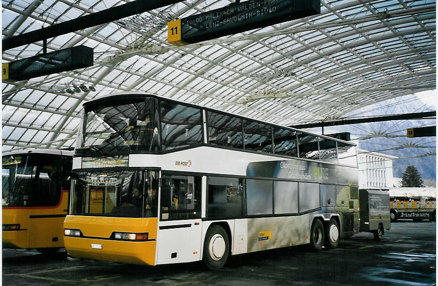 (065'015) - PostAuto Graub�nden - GR 102'399 - Neoplan (ex P 27'900) am 1. Januar 2004 in Chur, Postautostation