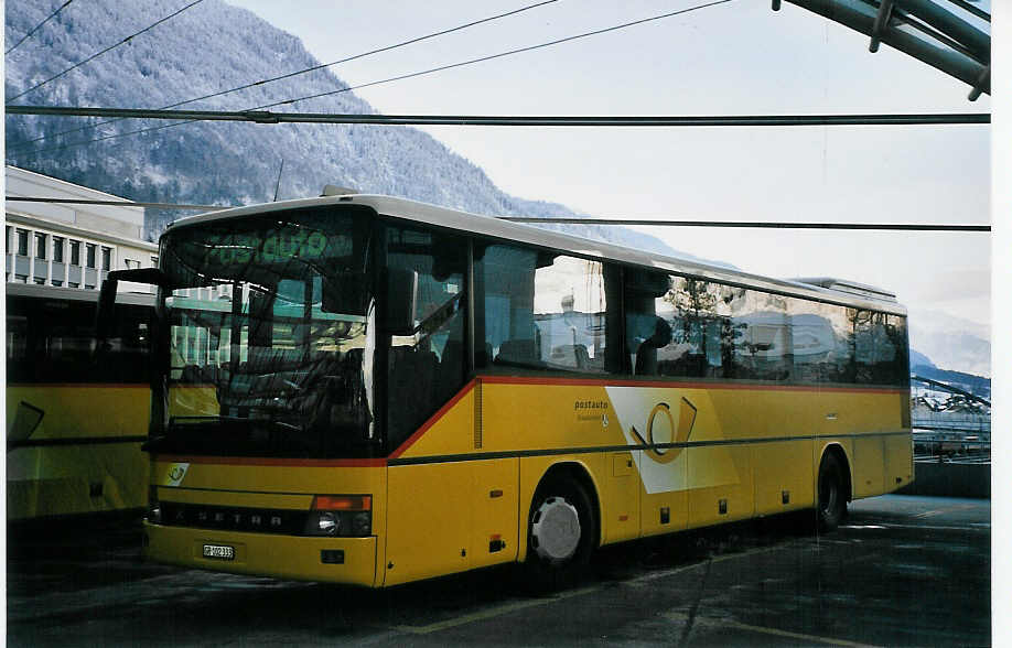 (065'016) - PostAuto Graub�nden - GR 102'333 - Setra (ex P 26'017) am 1. Januar 2004 in Chur, Postautostation