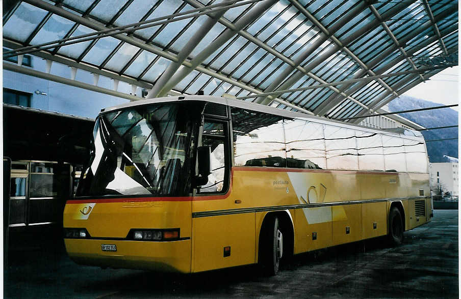 (065'017) - PostAuto Graub�nden - GR 102'353 - Neoplan (ex P 25'134) am 1. Januar 2004 in Chur, Postautostation