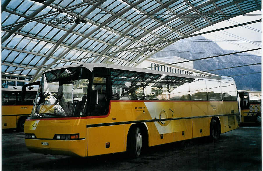 (065'018) - PostAuto Graub�nden - GR 100'975 - Neoplan (ex P 25'132) am 1. Januar 2004 in Chur, Postautostation