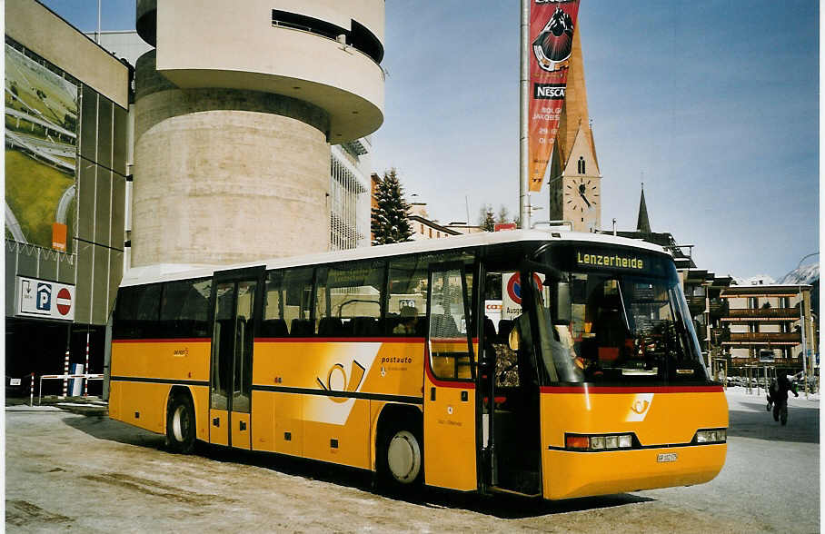 (065'026) - PostAuto Graub�nden - GR 102'375 - Neoplan (ex P 25'116) am 1. Januar 2004 beim Bahnhof Davos-Platz