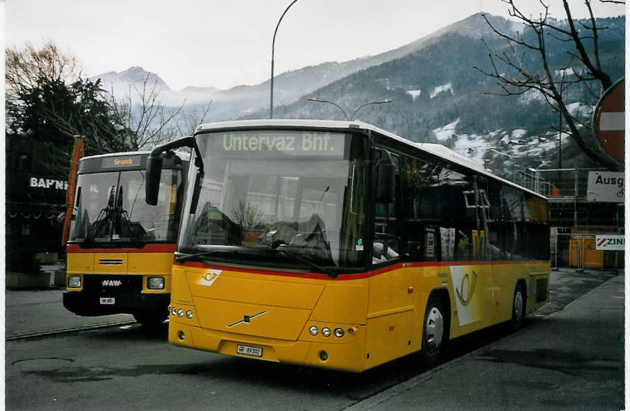 (065'102) - Luk, Gr�sch - GR 89'302 - Volvo am 1. Januar 2004 beim Bahnhof Landquart