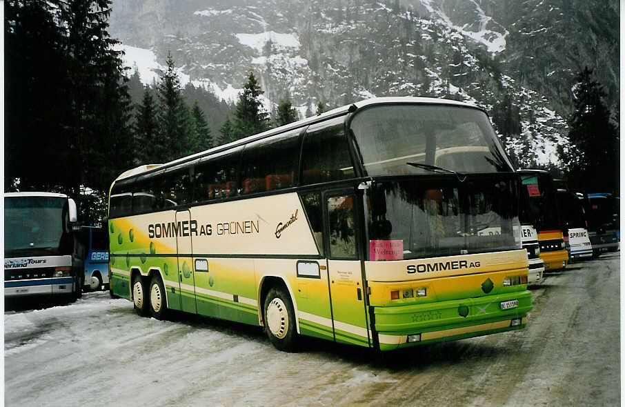 (065'318) - Sommer, Gr�nen - BE 153'590 - Neoplan am 7. Februar 2004 in Adelboden, Unter dem Birg