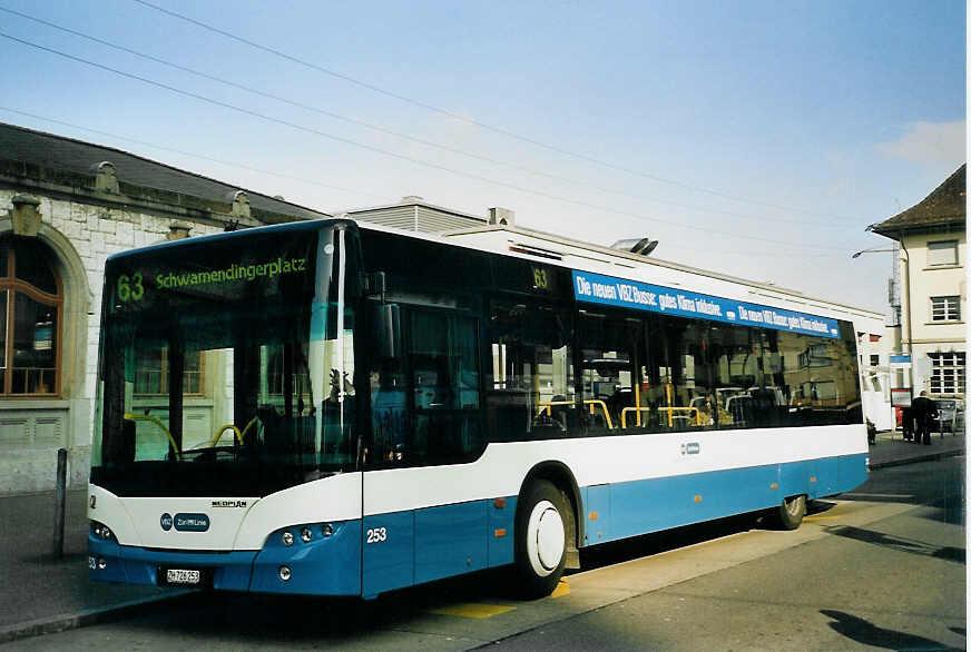 (065'526) - VBZ Z�rich - Nr. 253/ZH 726'253 - Neoplan am 16. Februar 2004 beim Bahnhof Z�rich-Oerlikon