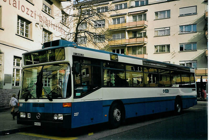 (065'529) - VBZ Z�rich - Nr. 227/ZH 588'227 - Mercedes am 16. Februar 2004 beim Bahnhof Z�rich-Oerlikon