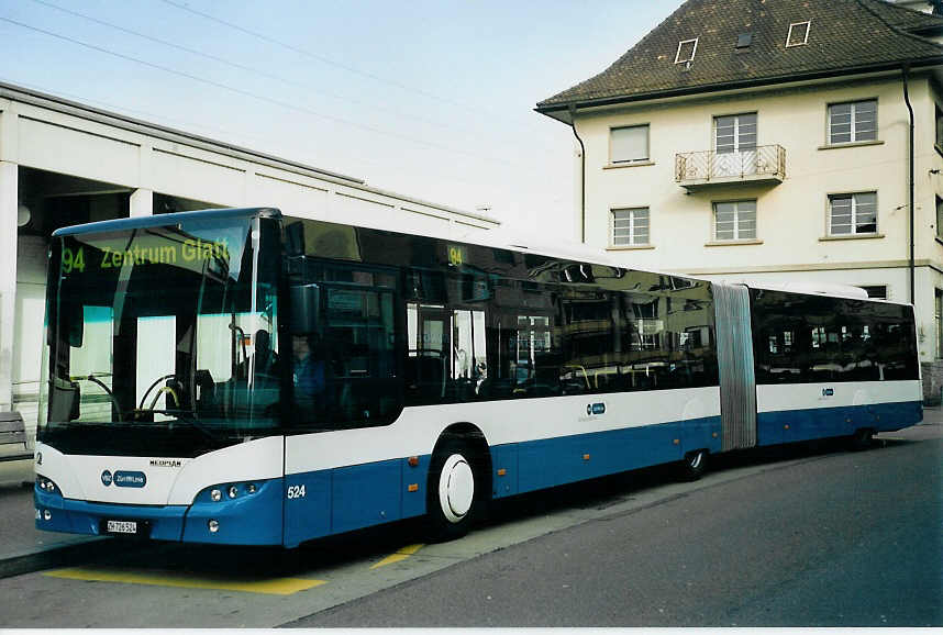 (065'530) - VBZ Z�rich - Nr. 524/ZH 726'524 - Neoplan am 16. Februar 2004 beim Bahnhof Z�rich-Oerlikon