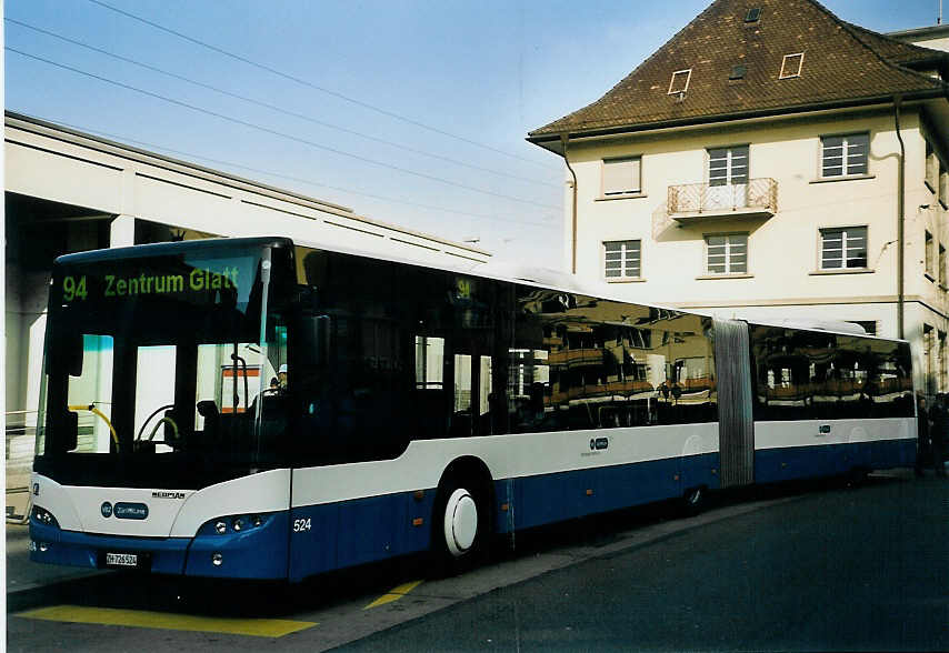 (065'534) - VBZ Z�rich - Nr. 524/ZH 726'524 - Neoplan am 16. Februar 2004 beim Bahnhof Z�rich-Oerlikon