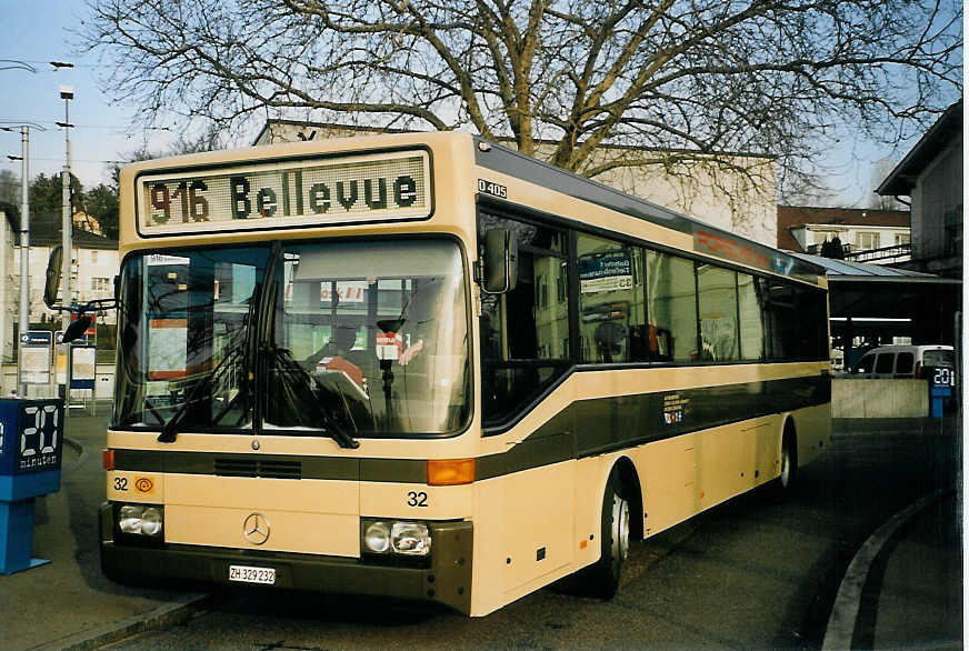 (065'628) - AZZK Zollikon - Nr. 32/ZH 329'232 - Mercedes am 16. Februar 2004 beim Bahnhof Z�rich-Tiefenbrunnen