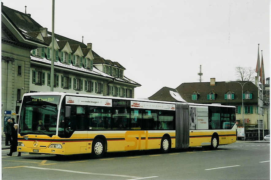 (065'831) - STI Thun - Nr. 84/BE 543'384 - Mercedes am 2. M�rz 2004 beim Bahnhof Thun