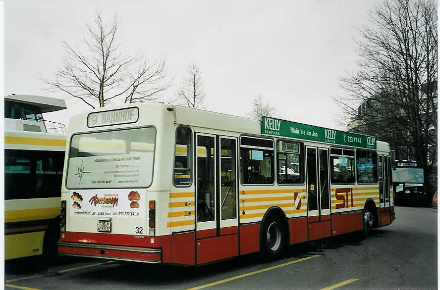 (065'832) - STI Thun - Nr. 32/BE 419'032 - Volvo/R&J (ex SAT Thun Nr. 32) am 2. M�rz 2004 bei der Schiffl�ndte Thun