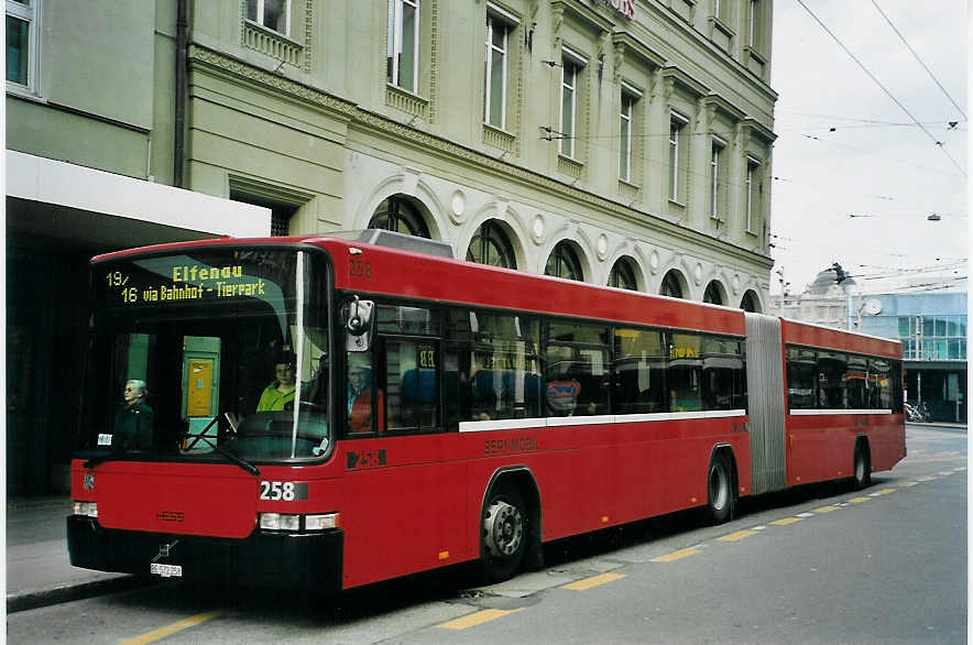 (065'909) - Bernmobil, Bern - Nr. 258/BE 572'258 - Volvo/Hess am 7. M�rz 2004 beim Bahnhof Bern