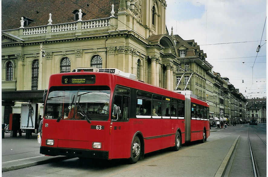 (065'910) - Bernmobil, Bern - Nr. 63 - Volvo/R&J Gelenktrolleybus am 7. M�rz 2004 beim Bahnhof Bern