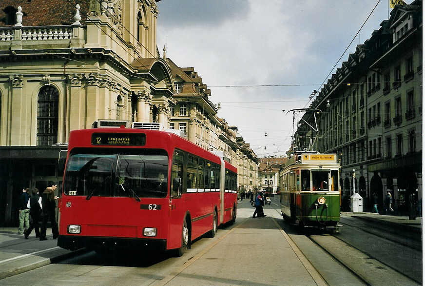 (065'912) - Bernmobil, Bern - Nr. 62 - Volvo/R&J Gelenktrolleybus am 7. M�rz 2004 beim Bahnhof Bern