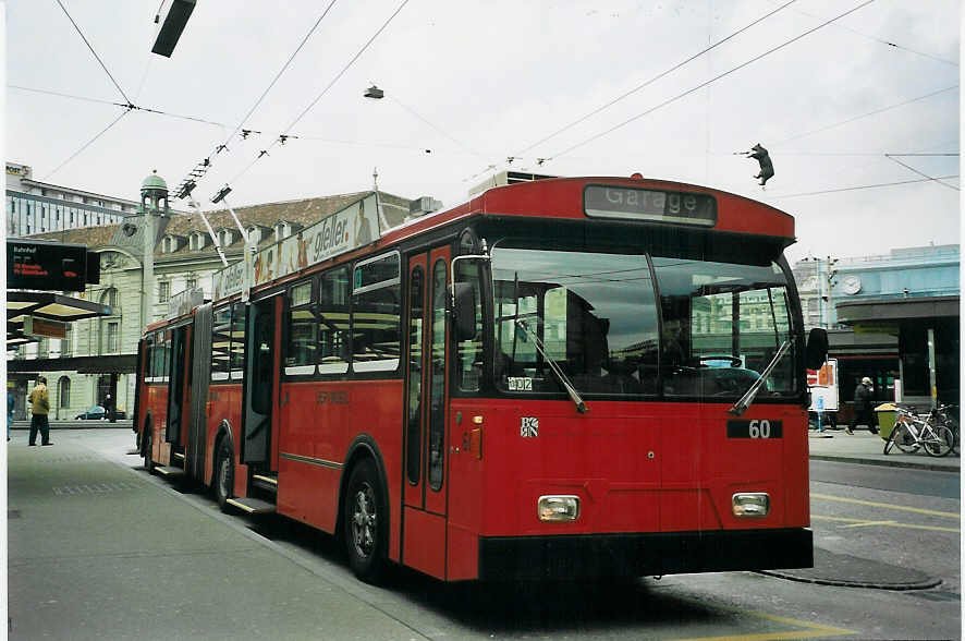 (065'914) - Bernmobil, Bern - Nr. 60 - FBW/Hess Gelenktrolleybus am 7. M�rz 2004 beim Bahnhof Bern