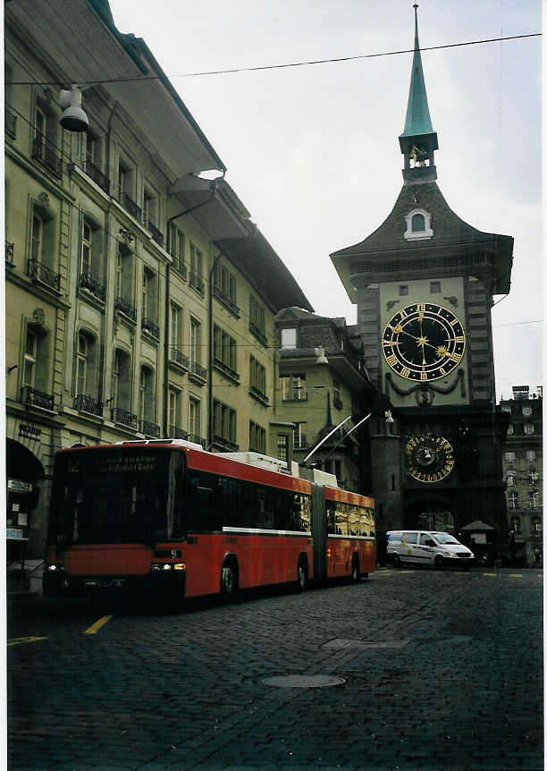 (065'921) - Bernmobil, Bern - Nr. 9 - NAW/Hess Gelenktrolleybus am 7. M�rz 2004 in Bern, Zytglogge