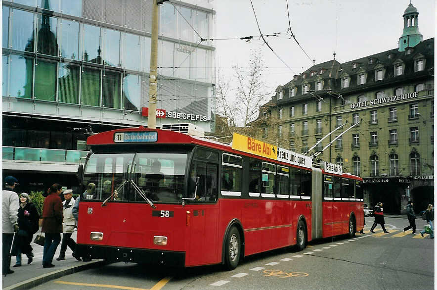 (065'930) - Bernmobil, Bern - Nr. 58 - FBW/Hess Gelenktrolleybus am 8. M�rz 2004 beim Bahnhof Bern