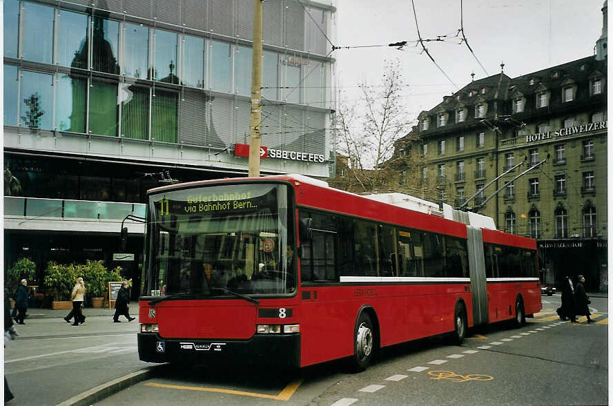 (065'932) - Bernmobil, Bern - Nr. 8 - NAW/Hess Gelenktrolleybus am 8. M�rz 2004 beim Bahnhof Bern