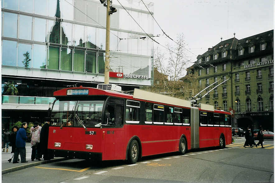 (065'936) - Bernmobil, Bern - Nr. 57 - FBW/Hess Gelenktrolleybus am 8. M�rz 2004 beim Bahnhof Bern