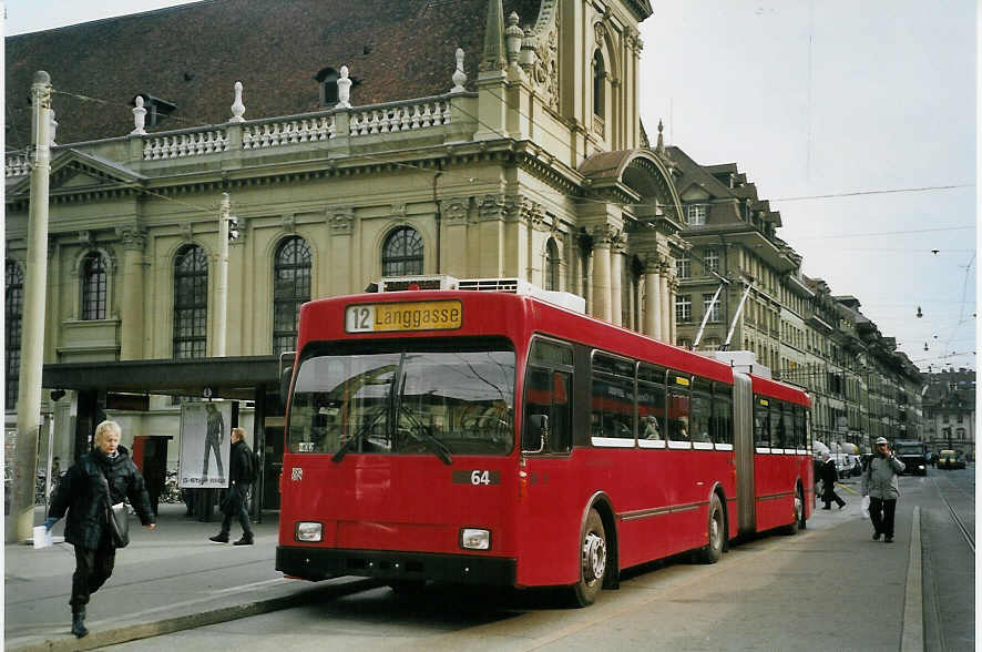 (066'002) - Bernmobil, Bern - Nr. 64 - Volvo/R&J Gelenktrolleybus am 8. M�rz 2004 beim Bahnhof Bern