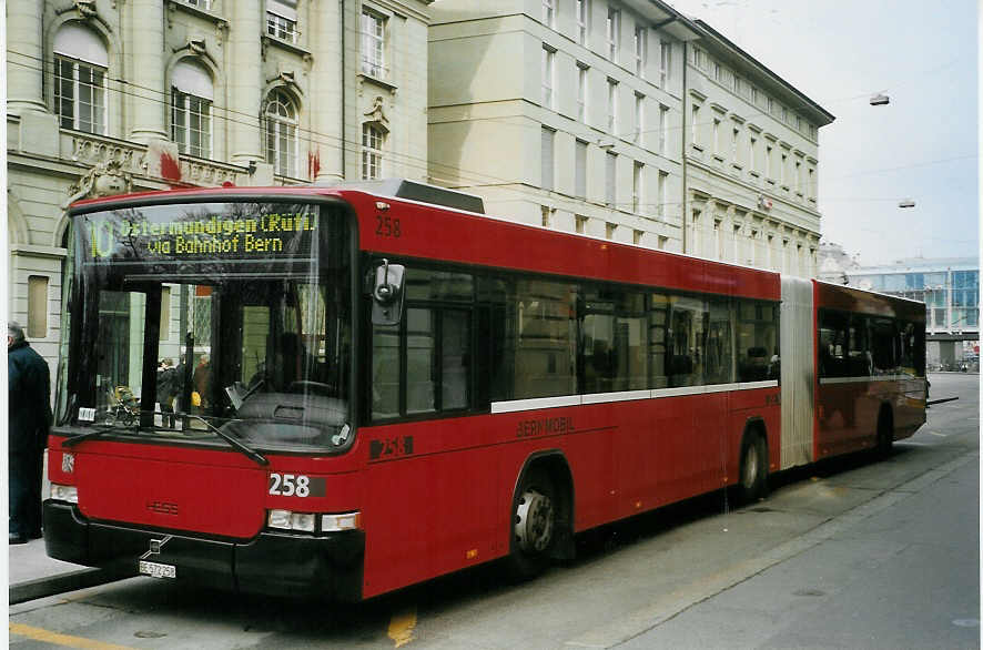 (066'007) - Bernmobil, Bern - Nr. 258/BE 572'258 - Volvo/Hess am 8. M�rz 2004 beim Bahnhof Bern