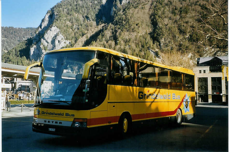 (066'030) - AVG Grindelwald - Nr. 27/BE 345'856 - Setra am 17. M�rz 2004 beim Bahnhof Interlaken West