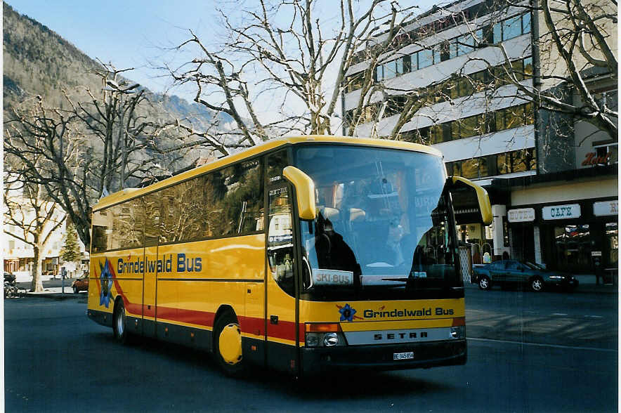 (066'031) - AVG Grindelwald - Nr. 27/BE 345'856 - Setra am 17. M�rz 2004 beim Bahnhof Interlaken West