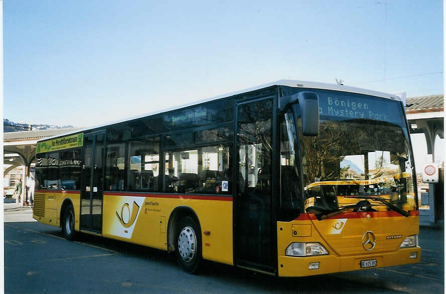 (066'033) - PostAuto Berner Oberland - BE 615'392 - Mercedes (ex P 25'382) am 17. M�rz 2004 beim Bahnhof Interlaken West