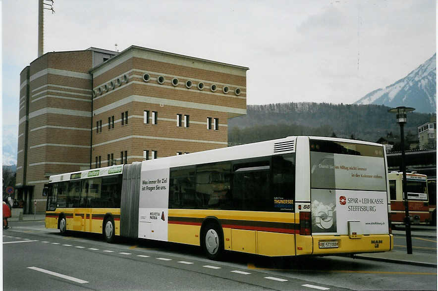 (066'036) - STI Thun - Nr. 88/BE 572'088 - MAN am 19. M�rz 2004 beim Bahnhof Spiez