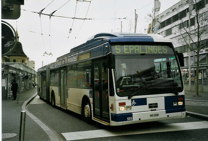 (066'207) - TL Lausanne - Nr. 555/VD 1654 - Van Hool am 21. M�rz 2004 beim Bahnhof Lausanne