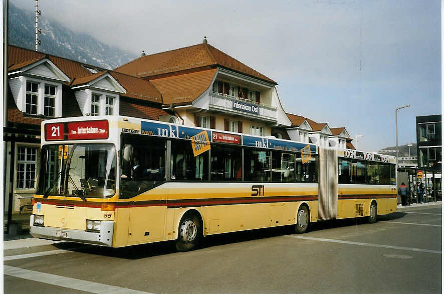 (066'405) - STI Thun - Nr. 65/BE 435'065 - Mercedes am 27. M�rz 2004 beim Bahnhof Interlaken Ost