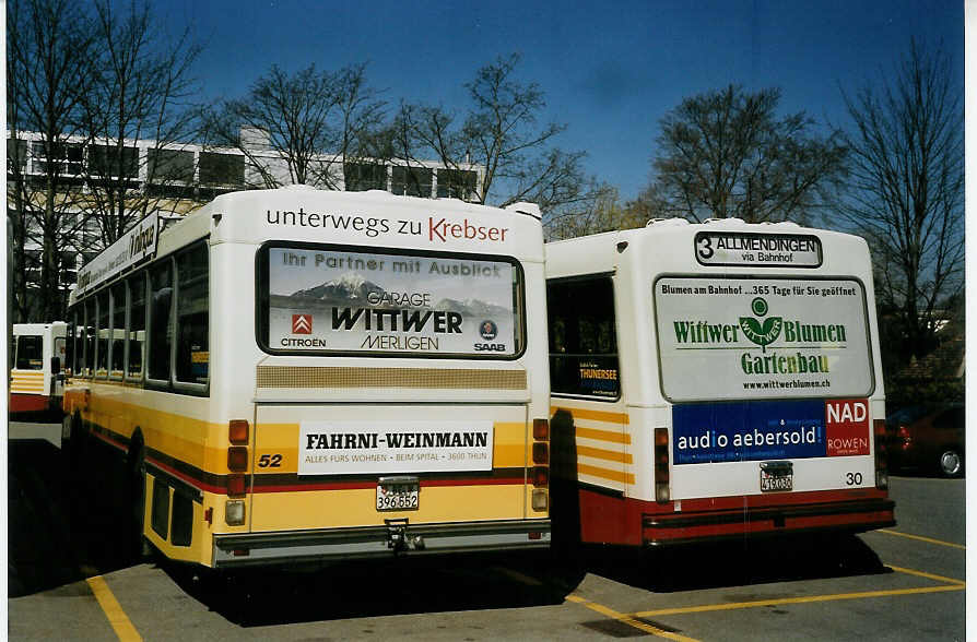 (066'408) - STI Thun - Nr. 52/BE 396'552 - Saurer/R&J + Nr. 30/BE 419'030 - Volvo/R&J (ex SAT Thun Nr. 30) am 1. April 2004 bei der Schiffl�ndte Thun