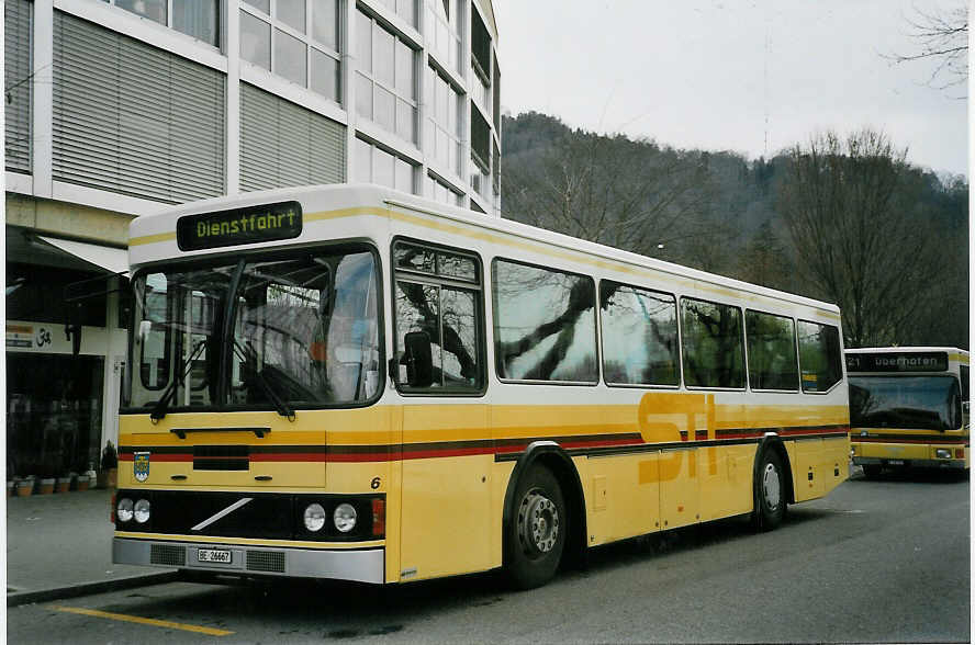 (066'410) - STI Thun - Nr. 6/BE 26'667 - Volvo/FHS (ex TSG Blumenstein Nr. 6) am 4. April 2004 bei der Schiffl�ndte Thun