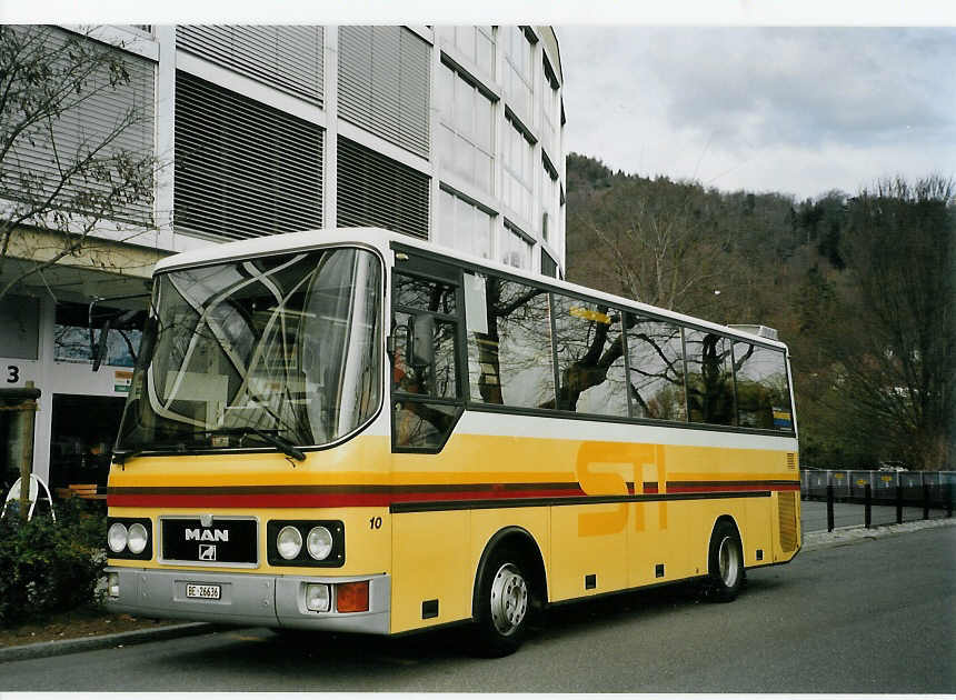 (066'420) - STI Thun - Nr. 10/BE 26'636 - MAN/G�ppel (ex TSG Blumenstein Nr. 10) am 5. April 2004 bei der Schiffl�ndte Thun