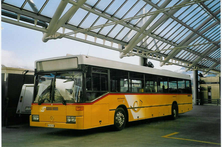 (066'610) - PostAuto Graub�nden - GR 102'387 - Mercedes (ex P 25'203) am 20. April 2004 in Chur, Postautostation