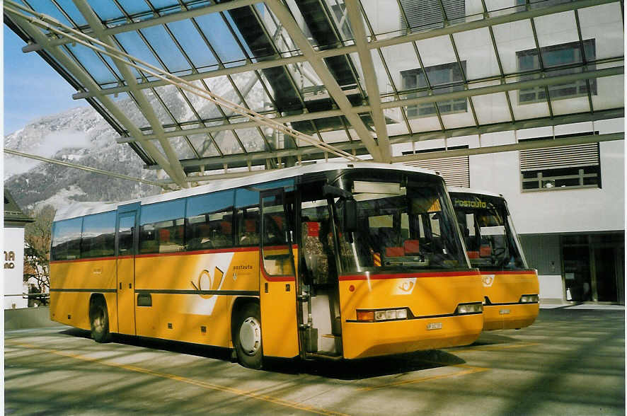 (066'629) - PostAuto Graub�nden - GR 102'383 - Neoplan (ex P 25'124) am 20. April 2004 in Chur, Postautostation