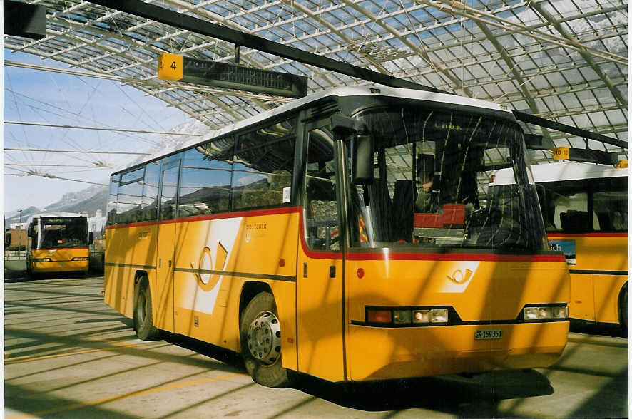 (066'630) - PostAuto Graub�nden - GR 159'351 - Neoplan (ex P 23'713) am 20. April 2004 in Chur, Postautostation